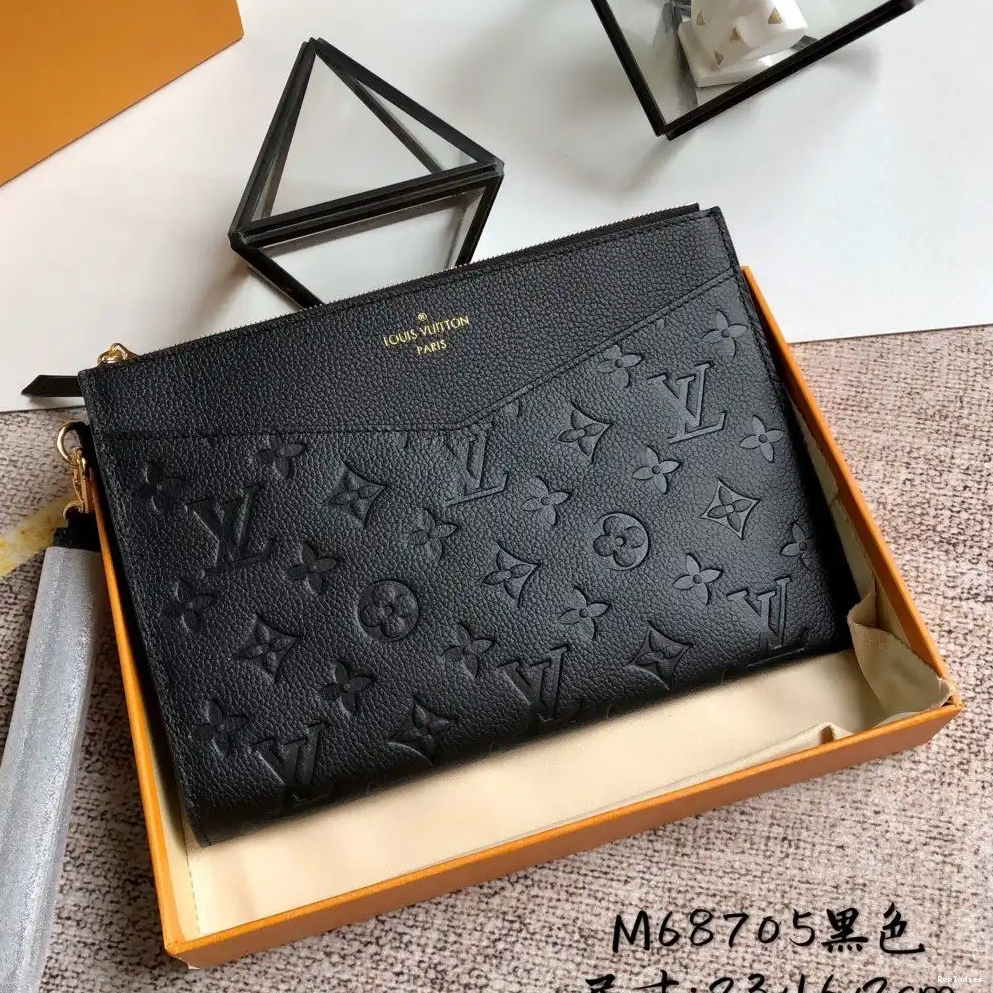 Repladies offers premium fake Louis bags at unbeatable prices. Our products are cheap because we focus on direct sales LOUIS POCHETTE MÉLANIE VUITTON MM 0214