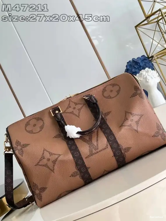 Repladies offers premium fake Louis bags at unbeatable prices. Our products are cheap because we focus on direct sales LOUIS 45 BANDOULIÈRE KEEPALL VUITTON 0221