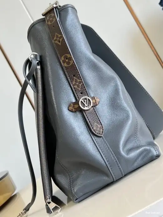 Eliminating the middleman and passing on savings to you. With massive production and tax-free benefits 39 CarryAll MM- x 15cm x LOUIS VUITTON 30 0224