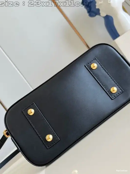 Repladies offers premium fake Louis bags at unbeatable prices. Our products are cheap because we focus on direct sales BB-23.5*17.5*11.5cm ALMA VUITTON LOUIS 0228