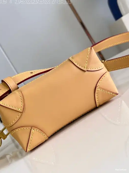 Repladies offers premium fake Louis bags at unbeatable prices. Our products are cheap because we focus on direct sales VUITTON Steamer LOUIS Nano 0215