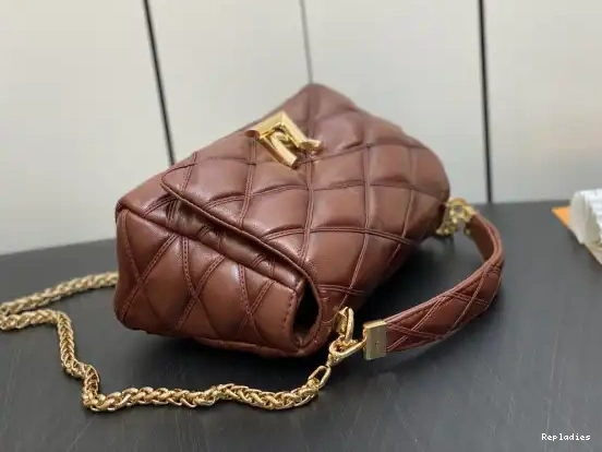 Repladies offers premium fake Louis bags at unbeatable prices. Our products are cheap because we focus on direct sales VUITTON GO-14 MM LOUIS 0212