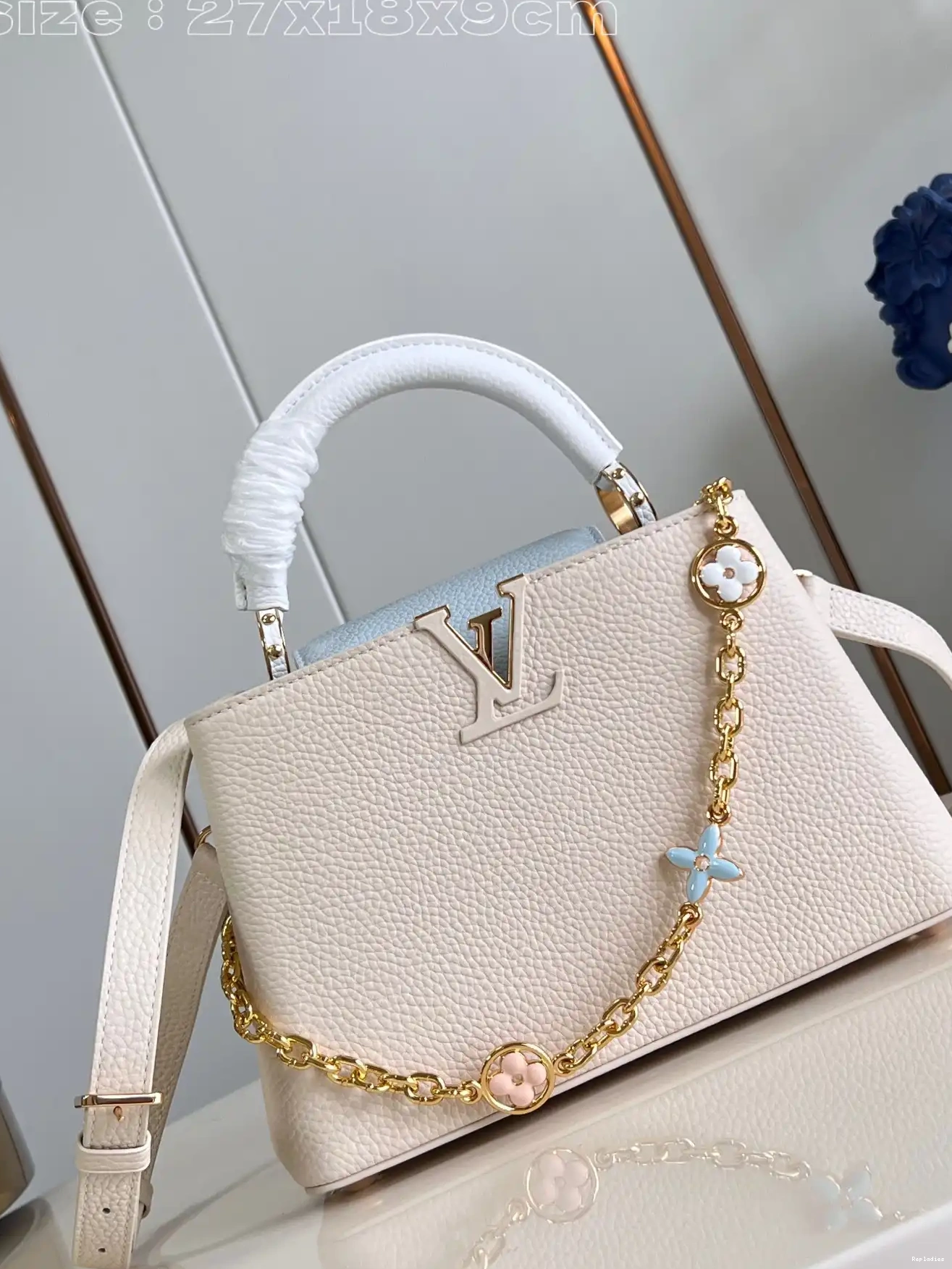 Repladies offers premium fake Louis bags at unbeatable prices. Our products are cheap because we focus on direct sales BB-27*18*9CM VUITTON CAPUCINES LOUIS 0214