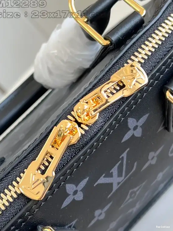 Repladies offers premium fake Louis bags at unbeatable prices. Our products are cheap because we focus on direct sales BB-23.5*17.5*11.5cm ALMA VUITTON LOUIS 0228