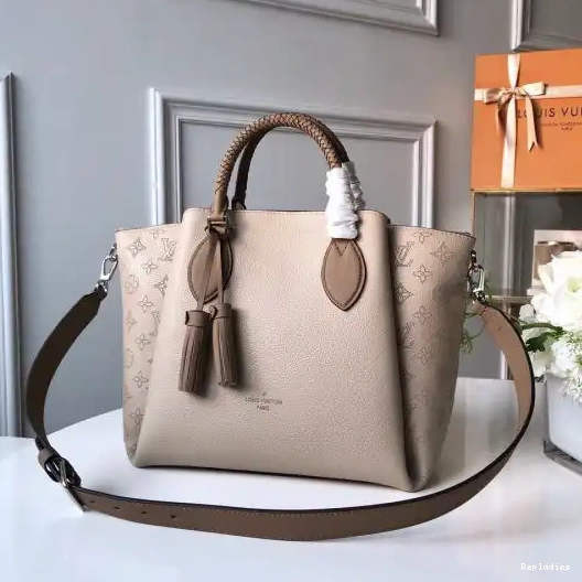 Repladies offers premium fake Louis bags at unbeatable prices. Our products are cheap because we focus on direct sales Haumea Louis Bag Vuitton 0208