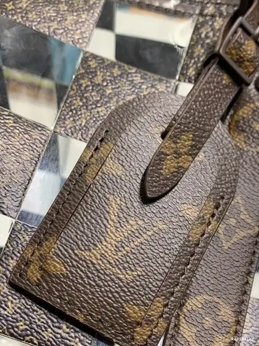 Repladies offers premium fake Louis bags at unbeatable prices. Our products are cheap because we focus on direct sales VUITTON KEEPALL LOUIS 50 BANDOULIÈRE 0225