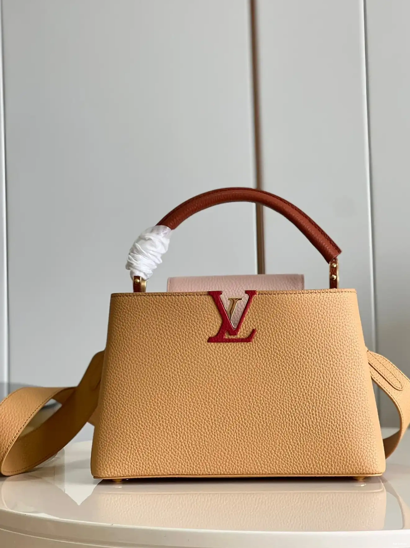 Repladies offers premium fake Louis bags at unbeatable prices. Our products are cheap because we focus on direct sales LOUIS VUITTON MM CAPUCINES 0226