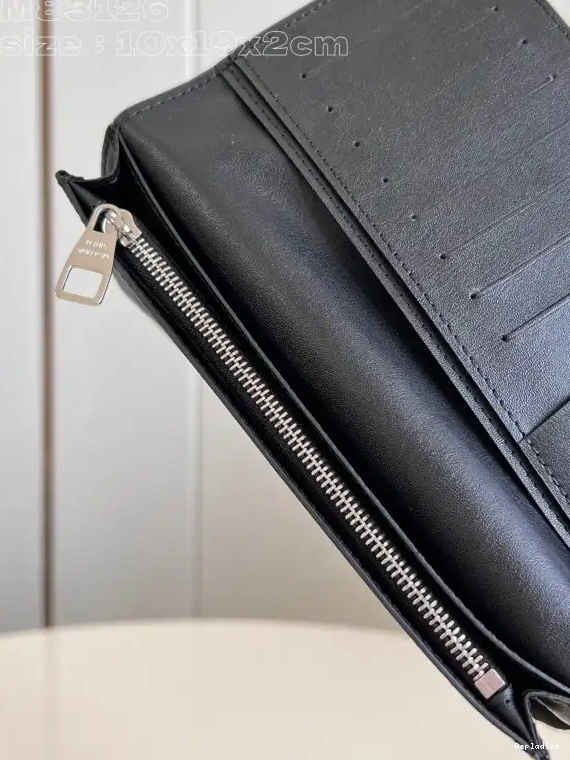 Repladies offers premium fake Louis bags at unbeatable prices. Our products are cheap because we focus on direct sales VUITTON LOUIS BRAZZA WALLET-10*19*2cm 0210