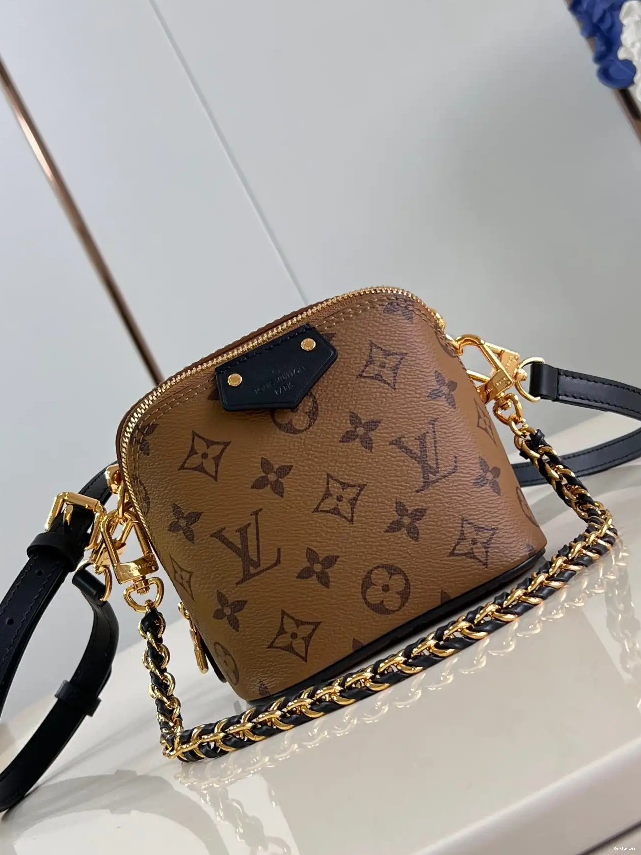 You get luxury for less. Shop now for the best deals on fake Louis bags. Just In Case-13*14*11.5CM LOUIS VUITTON 0220