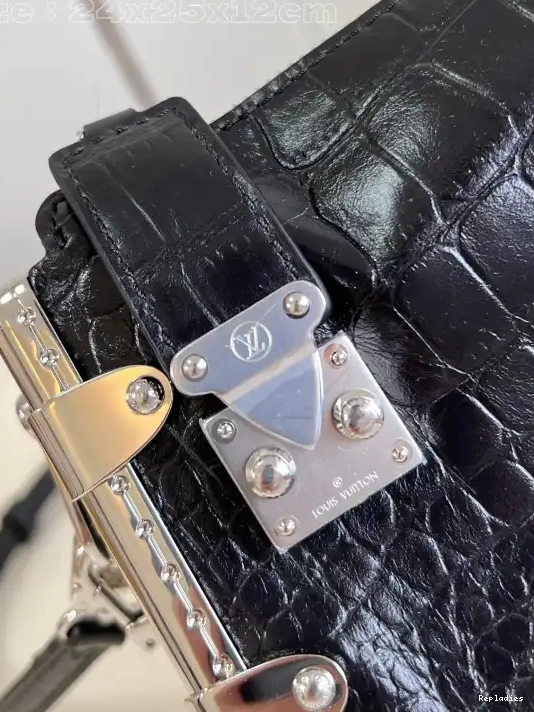 Repladies offers premium fake Louis bags at unbeatable prices. Our products are cheap because we focus on direct sales Slim Louis Vuitton Trunk-23*12*4CM 0215