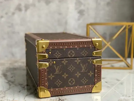 Eliminating the middleman and passing on savings to you. With massive production and tax-free benefits VUITTON ACCESSOIRES LOUIS COFFRET 0217