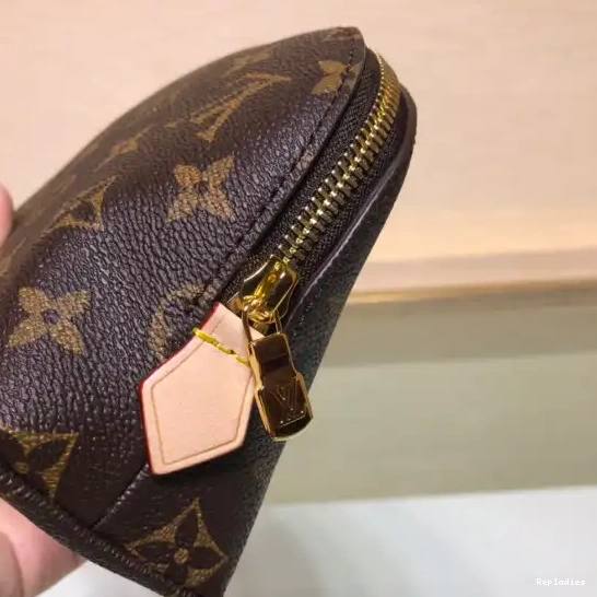 Repladies offers premium fake Louis bags at unbeatable prices. Our products are cheap because we focus on direct sales LOUIS COSMETIC VUITTON POUCH GM 0303