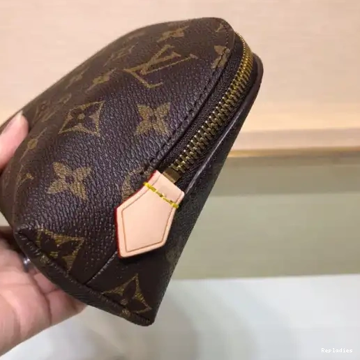 Repladies offers premium fake Louis bags at unbeatable prices. Our products are cheap because we focus on direct sales LOUIS COSMETIC VUITTON POUCH GM 0303